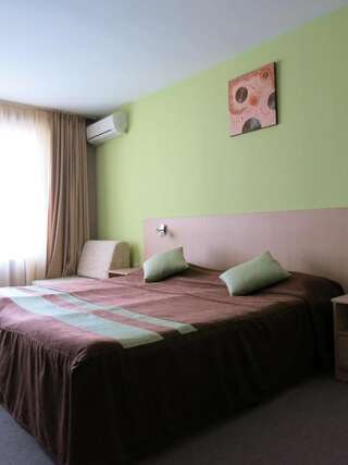 Отель Albizia Beach Hotel Варна Двухместный номер с 1 кроватью или 2 отдельными кроватями и видом на море-6