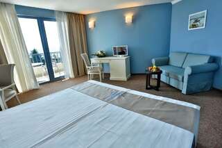 Отель Sofia Hotel - All Inclusive Золотые Пески Двухместный номер с 1 кроватью или 2 отдельными кроватями и балконом (для 2 взрослых и 1 ребенка) - Вид на море-1