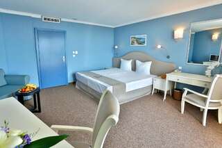 Отель Sofia Hotel - All Inclusive Золотые Пески Двухместный номер с 1 кроватью или 2 отдельными кроватями и балконом (для 2 взрослых и 1 ребенка) - Вид на море-2