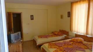 Гостевой дом Fener Guest House Поморие Люкс с 2 спальнями и балконом-5