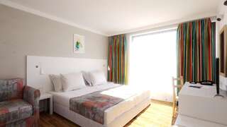 Отель Hotel Erma Золотые Пески Двухместный номер с 2 отдельными кроватями, вид на сад-1