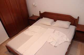 Отель Hotel Briz 3 - Free Parking Варна Двухместный номер с 1 кроватью и балконом-1