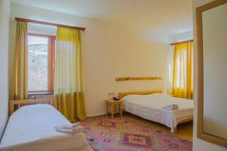 Отель Hotel Mirhav Горис Трехместный номер с видом на горы-9