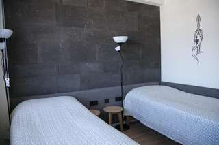 Отели типа «постель и завтрак» KASA Foundation Гюмри Двухместный номер с 2 отдельными кроватями и собственной ванной комнатой-27
