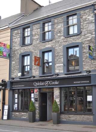 Отель Quinlan & Cooke Boutique Townhouse and QCs Seafood Restaurant Кэрсивин