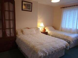 Отели типа «постель и завтрак» Lough Gill Lodge Triple Room with En Suite Слайго