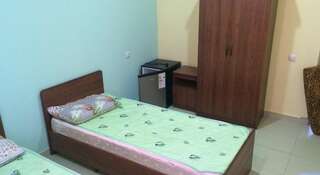 Гостиница Guest house Inzhir Геленджик Двухместный номер с 2 отдельными кроватями + дополнительной кроватью-1
