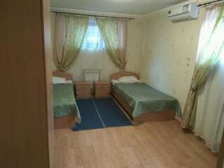 Отель Тис Краснодар Двухместный номер с 2 отдельными кроватями-5
