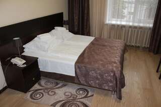Гостиница Ока Калуга Улучшенный двухместный номер с одной большой кровать-1