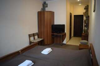 Гостиница Гостиничный комплекс Тау-Таш Абзаково Двухместный номер с 2 отдельными кроватями и видом на горы-5