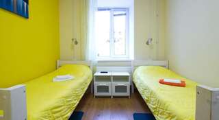 Хостел CityLime Hostel Санкт-Петербург Двухместный номер с 2 отдельными кроватями и ванной комнатой-1