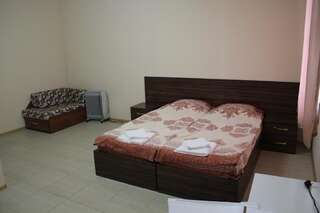 Отель Пшандра Отель Гудаута Двухместный номер с двуспальной кроватью и дополнительной кроватью-3