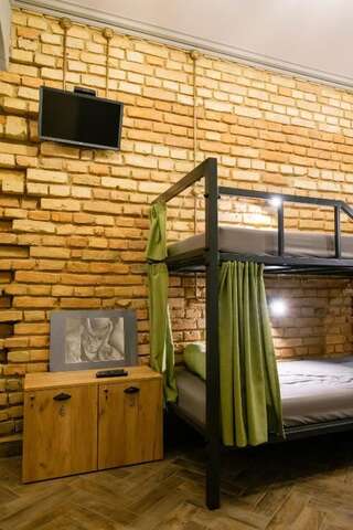 Хостелы Hello Grodno Hostel Гродно Спальное место на двухъярусной кровати в общем номере для мужчин и женщин-14