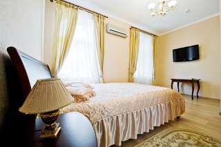 Отель Европейский Киев Двухместный номер эконом-класса с 1 кроватью и 1 ванной комнатой на 2 номера-2
