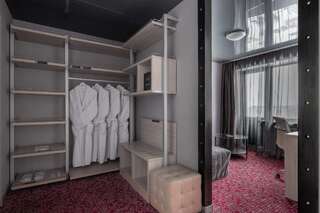 Отель Маринс Парк  Нижний Новгород люкс двухкомнатный с двухспальной кроватью и диваном.-6