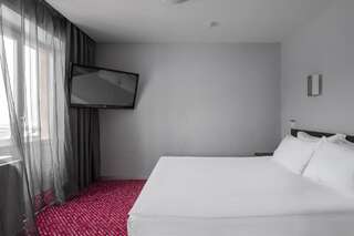 Отель Маринс Парк  Нижний Новгород Стандарт с двухспальной кроватью и диваном и односпальной кроватью-4