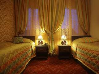 Отель Hotel Kilikiya Ужгород Стандартный двухместный номер с 2 отдельными кроватями-1