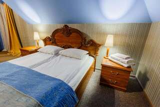 Мотели Everest Ивано-Франковск Двухместный номер Делюкс с 1 кроватью и балконом-1