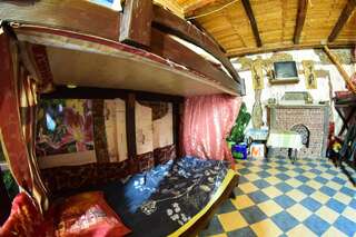 Хостелы Beliy Kakadu Ужгород Спальное место на двухъярусной кровати в общем номере для мужчин и женщин-11