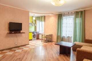 Апартаменты Apartment Triokhsviatytelskaya Street 3 Киев Трехместный номер с ванной комнатой-6
