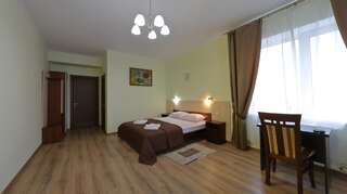 Отель Hotel Karpaty Ивано-Франковск Большой двухместный номер с 1 кроватью-15