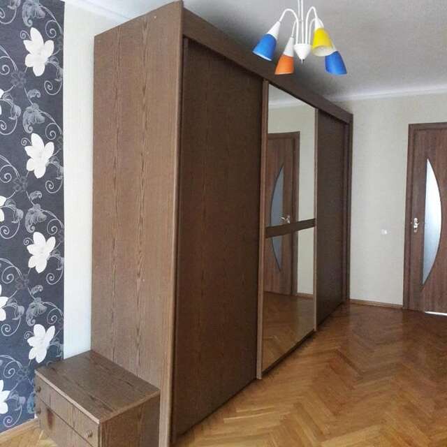 Апартаменты 3- х комнатная квартира в центре Ровно-48