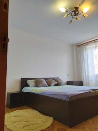 Апартаменты Comfortable apartments in centre with 3 bedrooms Ровно