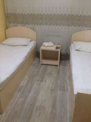 Хостелы Hostel Ekonom Караганда Бюджетный двухместный номер с 2 отдельными кроватями-6