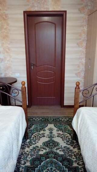 Хостелы Hostel Viator Алматы Небольшой двухместный номер с 2 отдельными кроватями-3