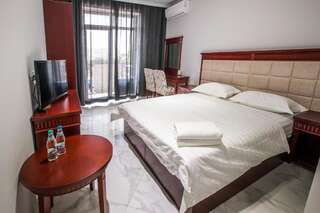 Отель Giowine Hotel & Restaurant Cricova Двухместный номер с 1 кроватью или 2 отдельными кроватями и видом на бассейн-5