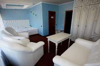 Гостиница Андорра Краснодар Двухместный номер Повышенной Комфортности с 1 кроватью или 2 отдельными кроватями и дополнительной кроватью-1
