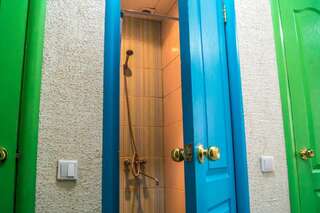 Хостел Апельсин Ульяновск  Двухместный номер с 2 отдельными кроватями и общей ванной комнатой-3