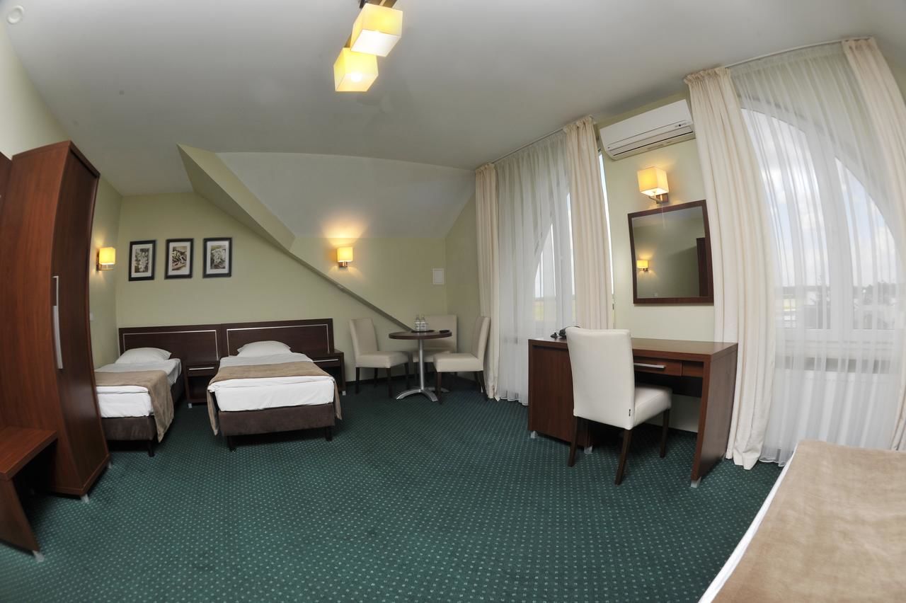 Отель Hotel Lotos Woskrzenice Duże