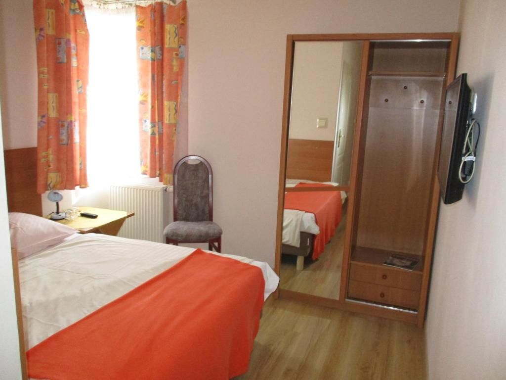 Отель Hotel Pod Platanami Тшебница-52