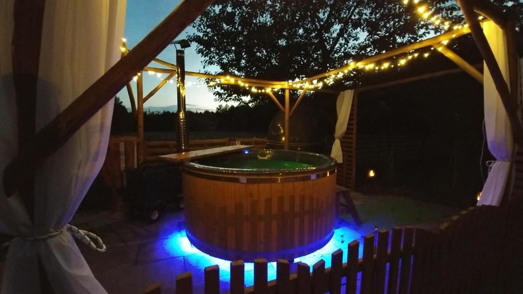 Лоджи Ranczo w lesie, jacuzzi w ogrodzie Ożarów