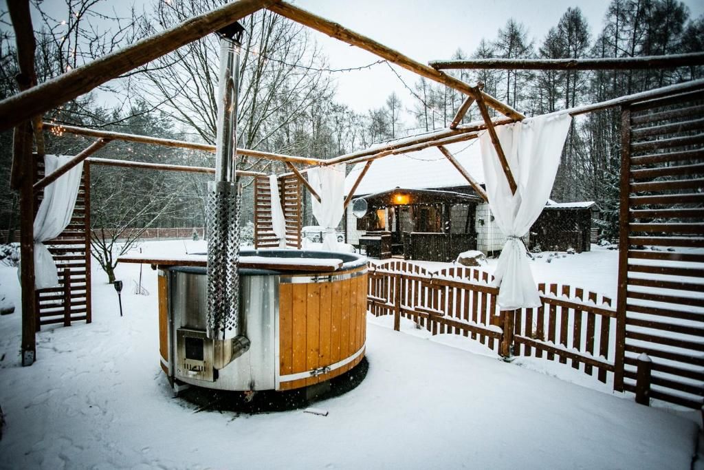 Лоджи Ranczo w lesie, jacuzzi w ogrodzie Ożarów