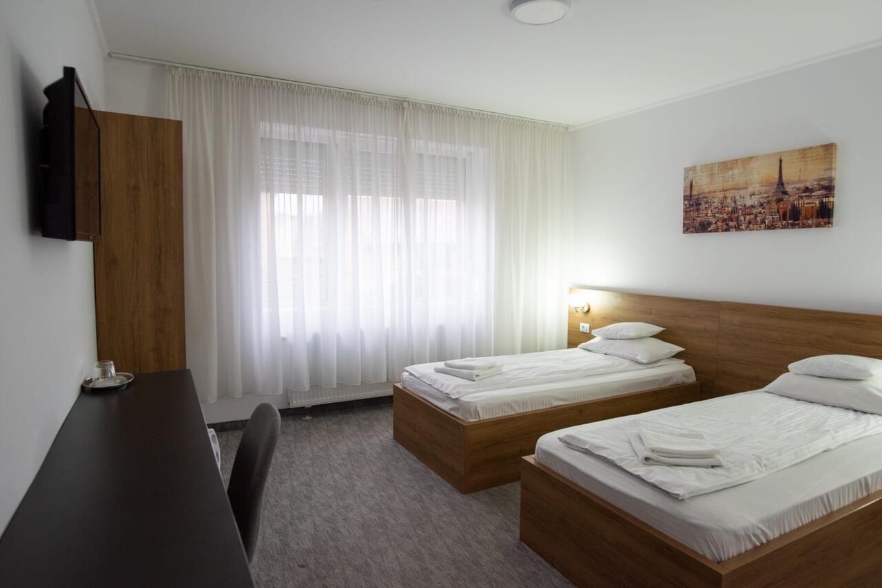 Отель Carnival City Hotel Oradea Орадя