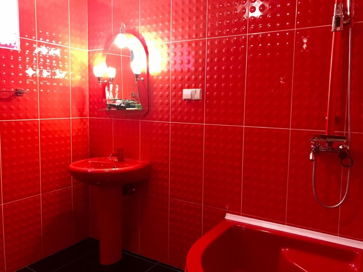 черно красная ванная комната дизайн фото