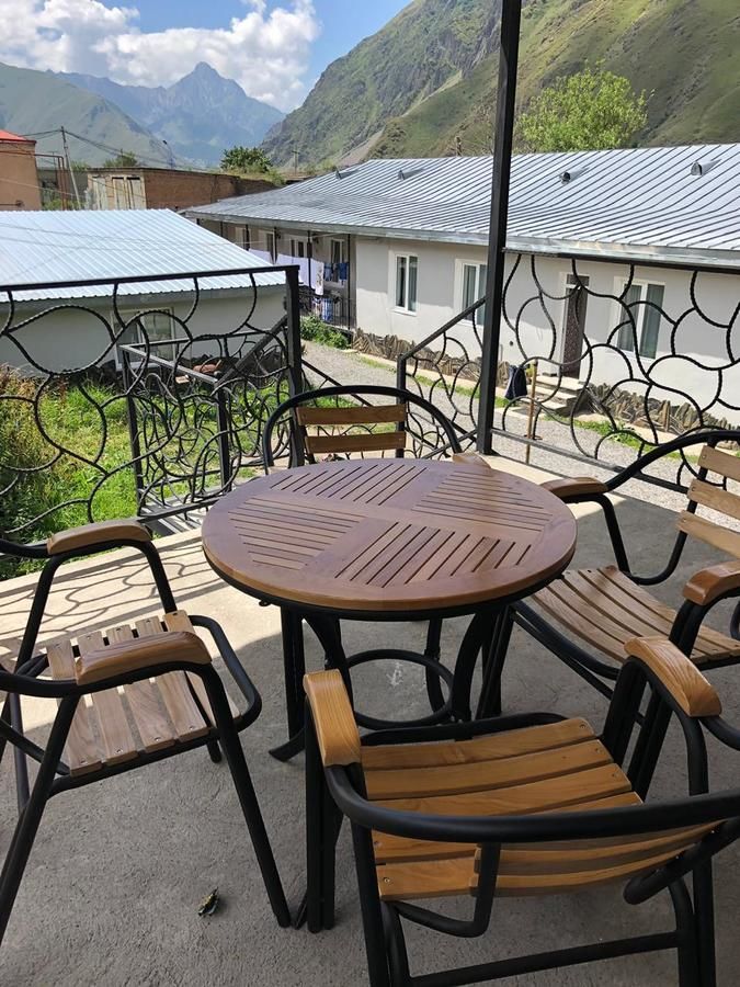 Гостевой дом Traveler Kazbegi Guesthouse Степанцминда-10