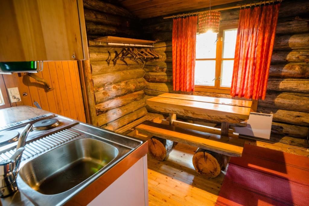 Отель Kakslauttanen Arctic Resort - Igloos and Chalets Саариселькя-51