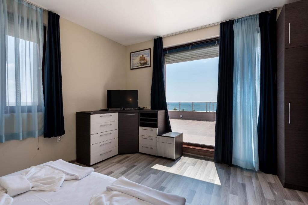 Апарт-отели 1-st Line Izvora Sea View Apartments on Golden Sands Золотые Пески