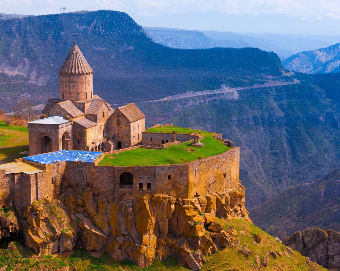 Монастырь Татев Армения священник