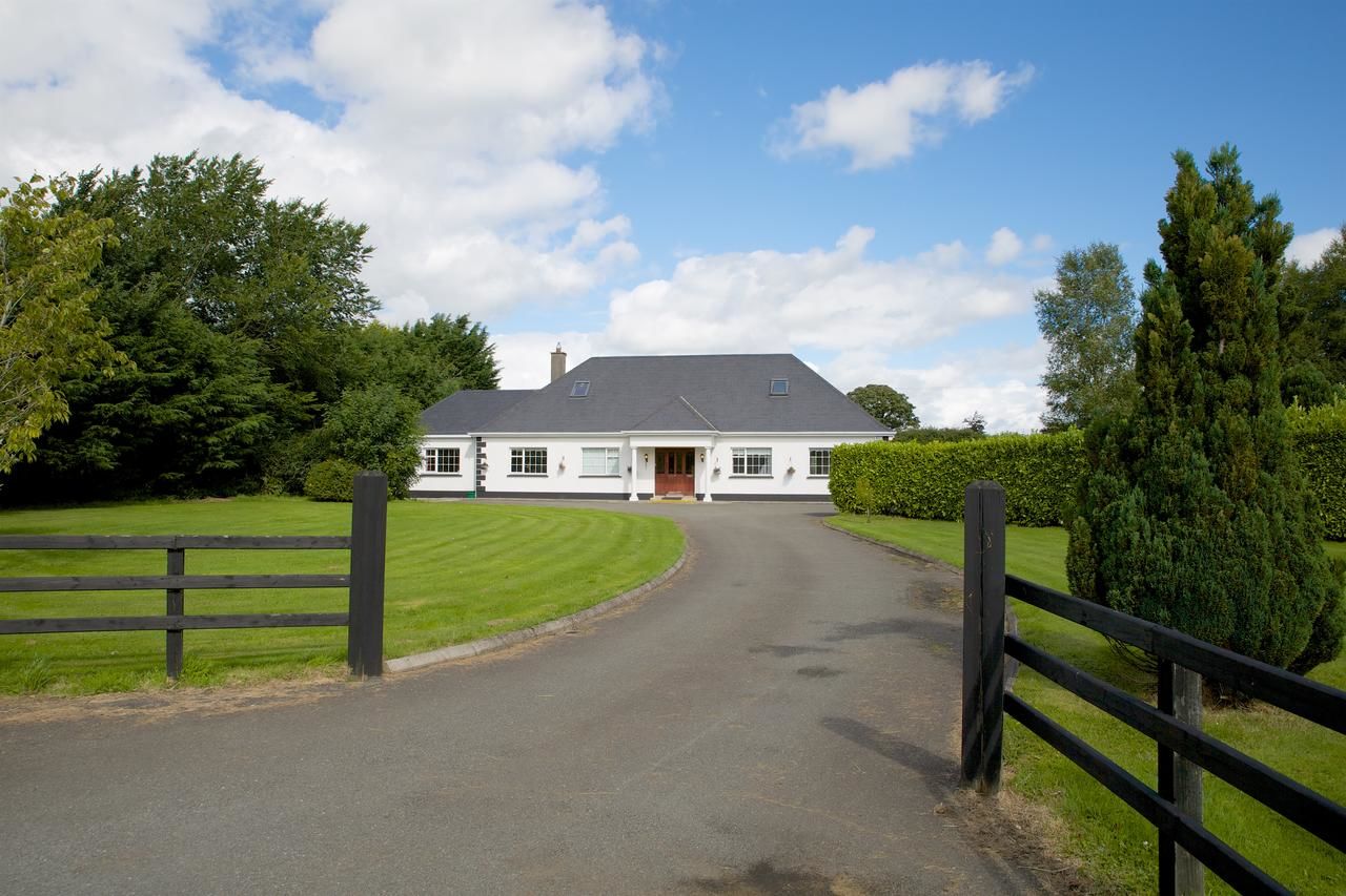 Ireland housing. Маллингар. Каменный дом в Ирландии. Муллингар Ирландия фото. Маллингар фото.