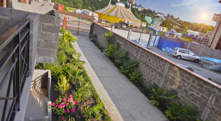 Отель севен лазаревское. Гостиница пятница лазаревское. Лазаревское ул аэродромная. Гостевой дом лазаревское семь пятниц. Скарлетт лазаревское.