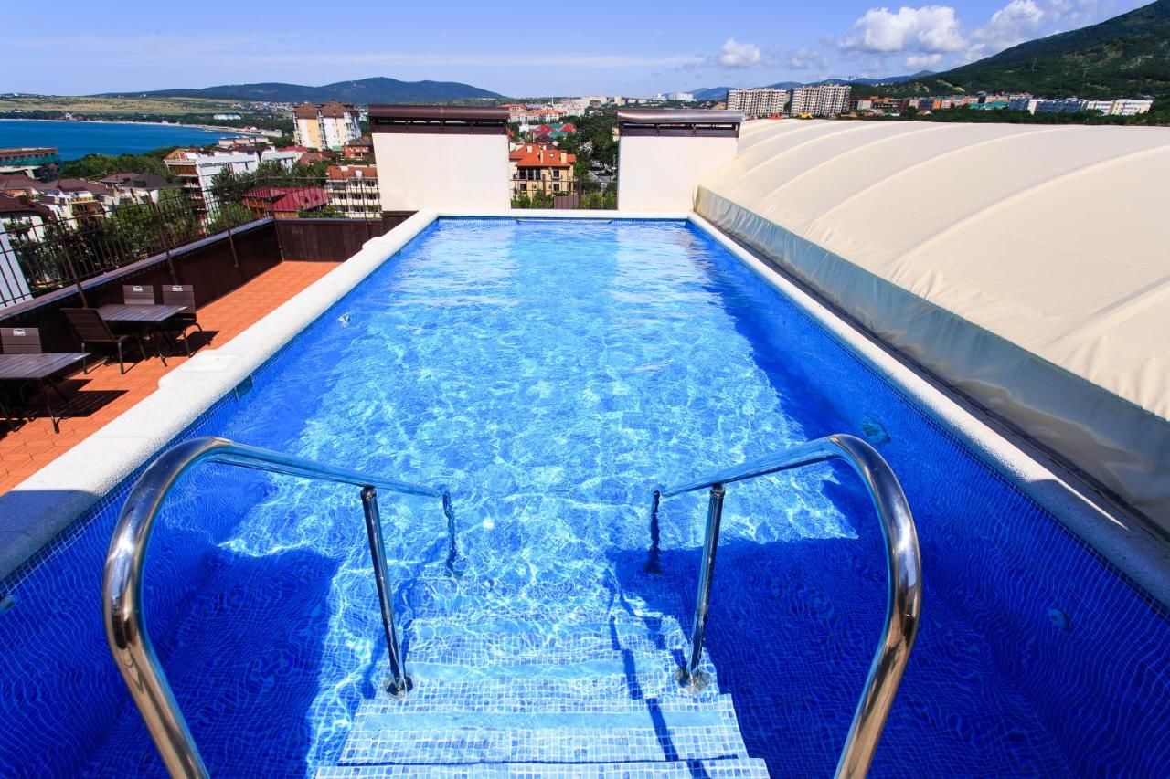 Отель на крыше с бассейном