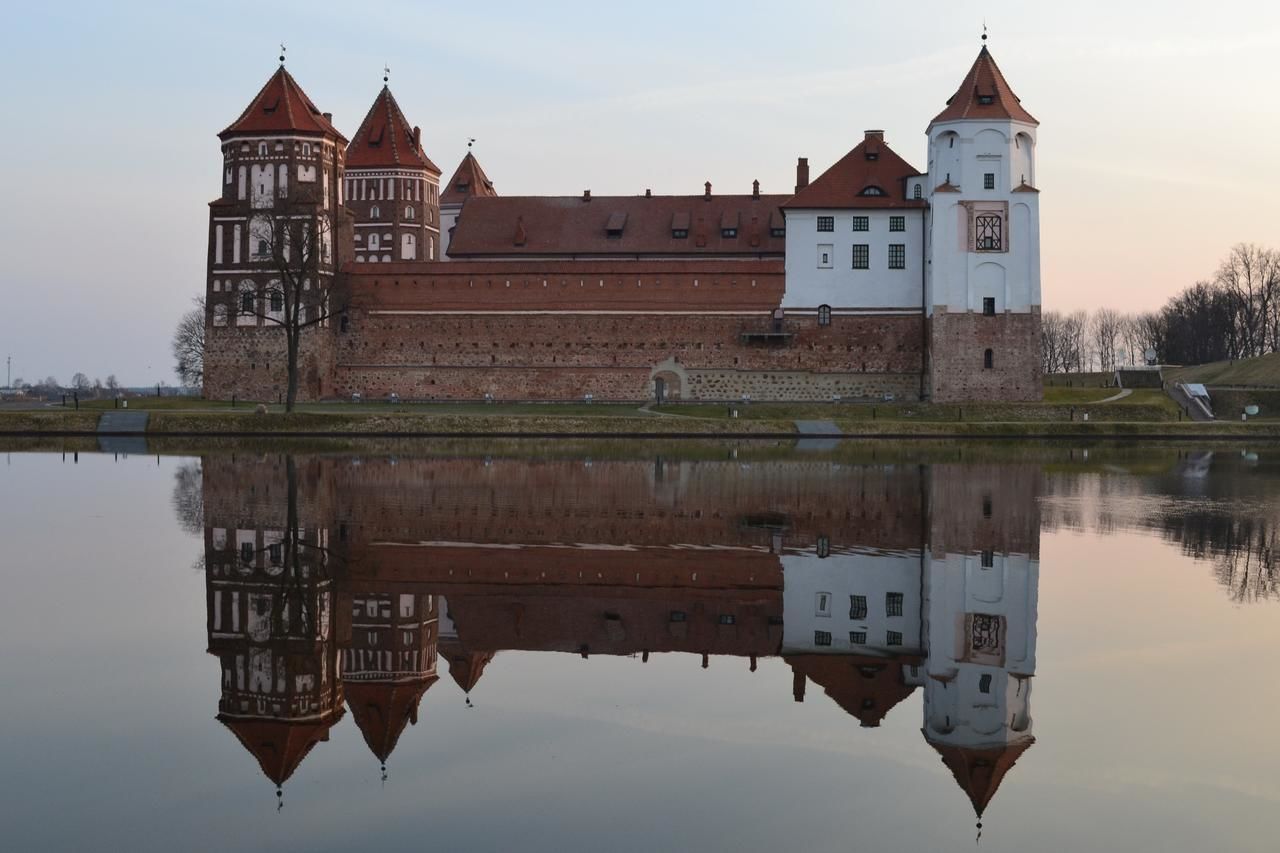 Mir castle. Мирский замок в Белоруссии. Замки Белоруссии Мирский замок. Мирский замок гостиница. Мирский замок в Белоруссии внутри.