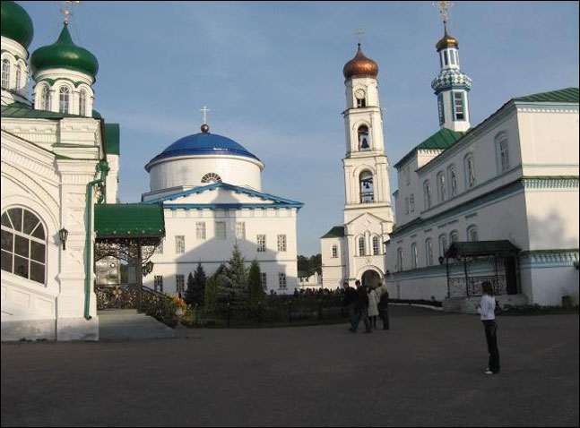 Святые места в казани. Раифский монастырь территория. Раифский Богородицкий мужской монастырь. Раифский монастырь РТ сейчас. Озеро Раифского монастыря близ Казани.