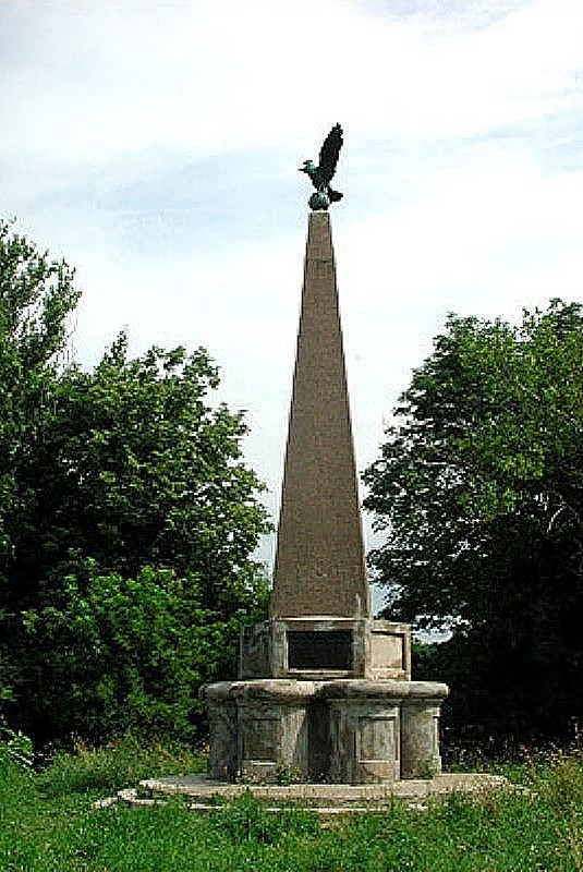 Памятник полка. Памятник Софийскому полку в Смоленске. Памятники 1812 года в Смоленске Софийскому полку. Памятник Софийскому полку детали памятника Смоленск. Памятник Софийскому полку 1812 года.