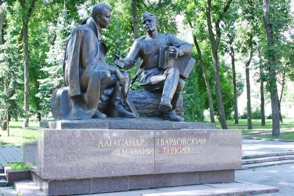 Памятник Александру Твардовскому и Василию Тёркину