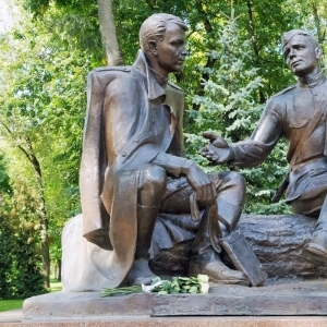 Памятник Александру Твардовскому и Василию Тёркину